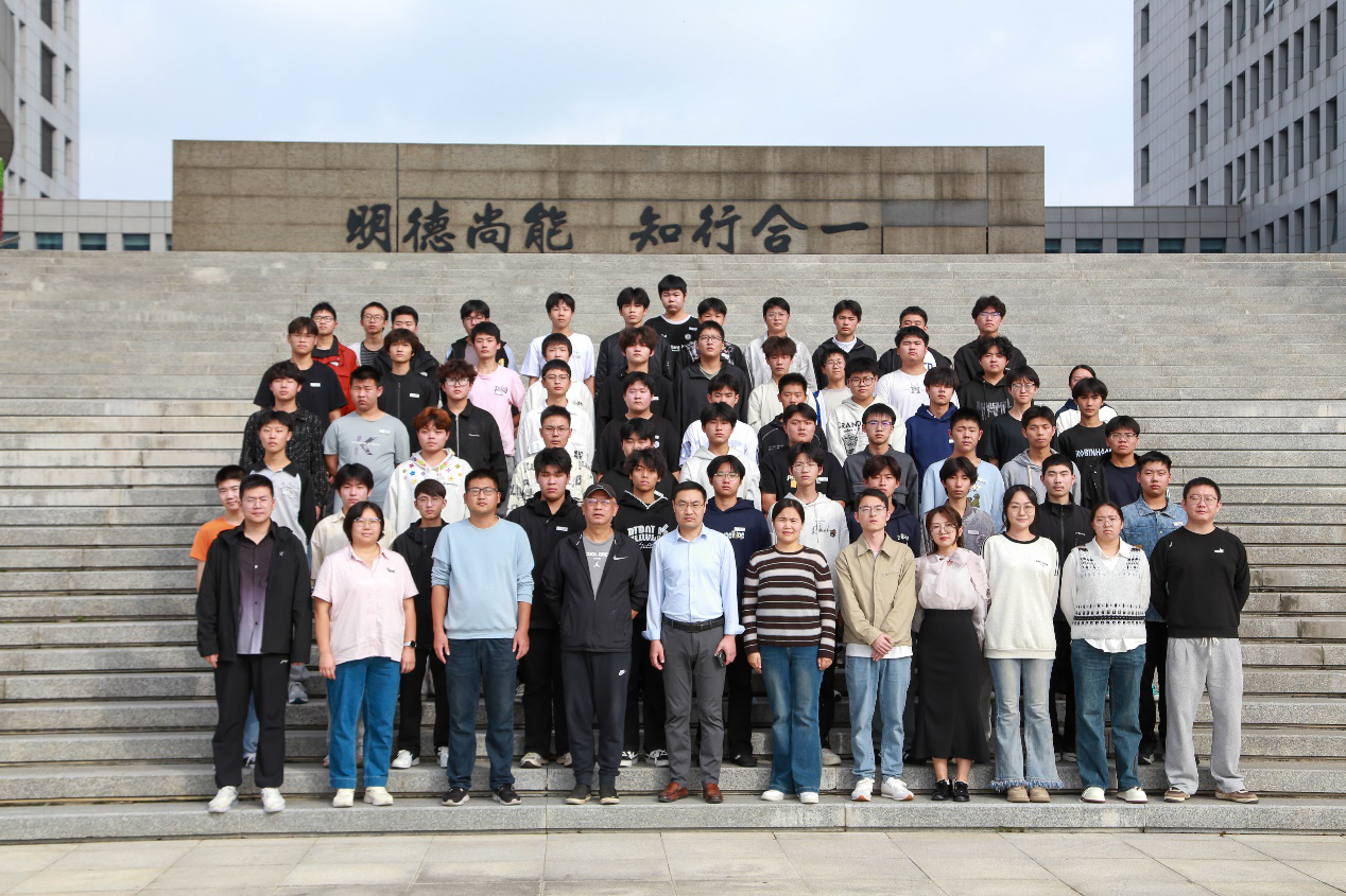 合肥技师学院现代制造系2025级竞赛班合影.png