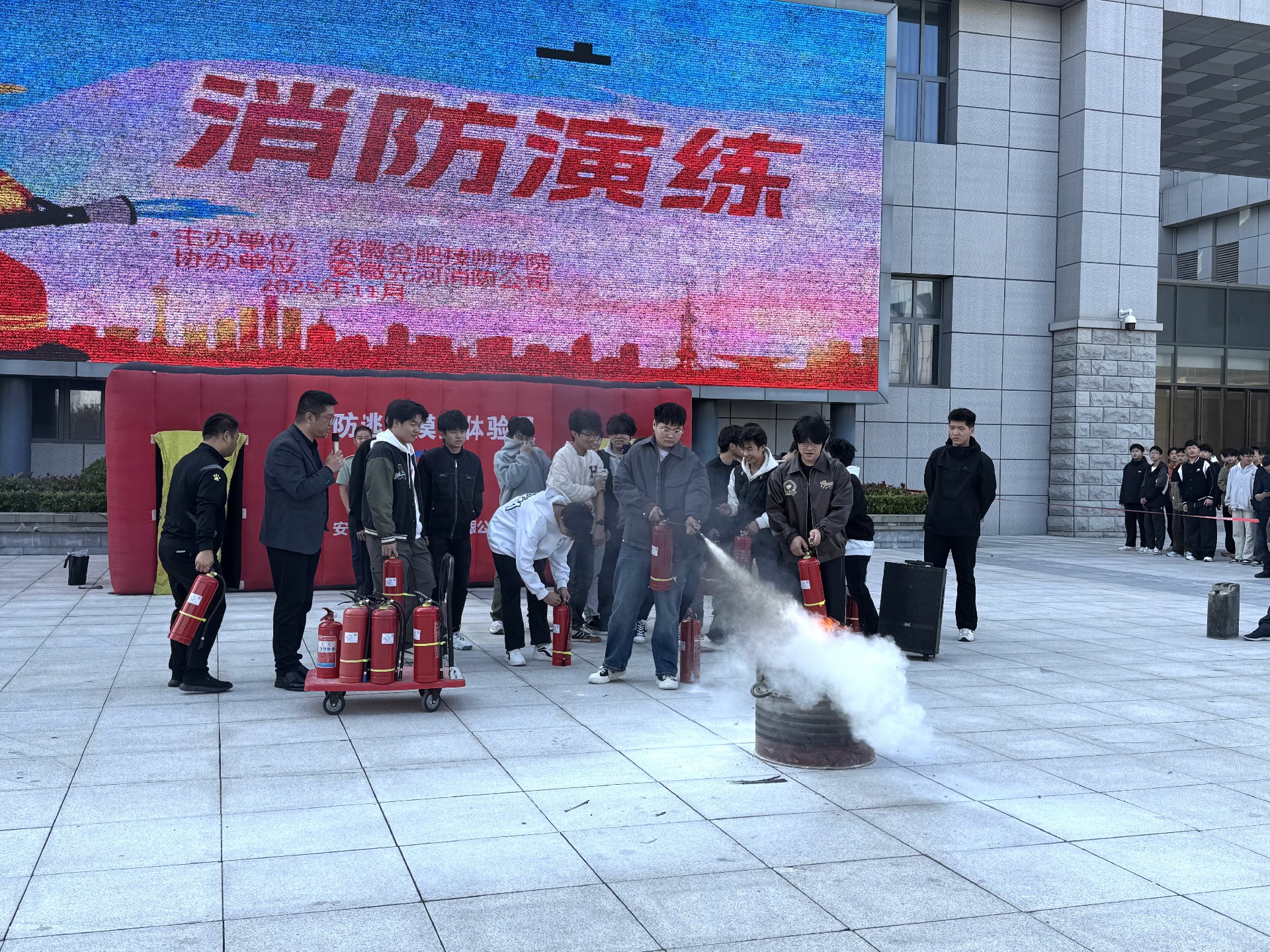 合肥技师学院消防演练.jpg