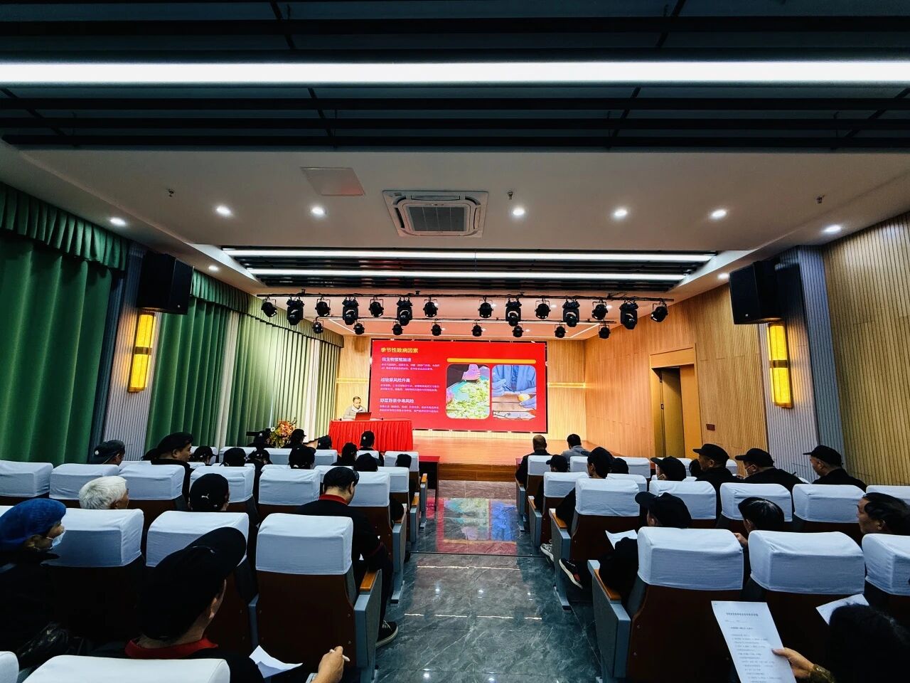 合肥高科经济技工学校召开2026年春季新学期食品安全培训会